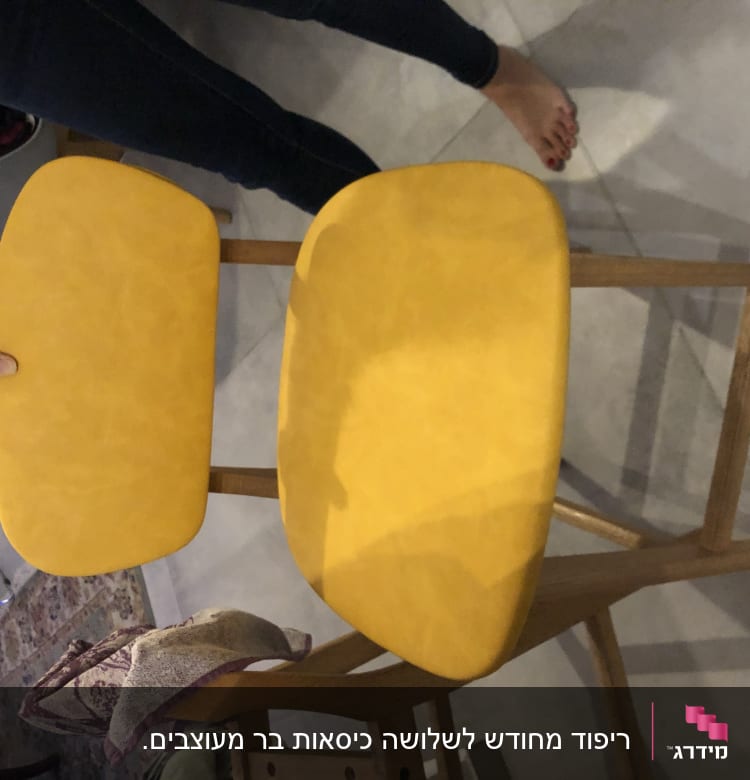 ריפוד צהוב על כיסא עץ עם משענת